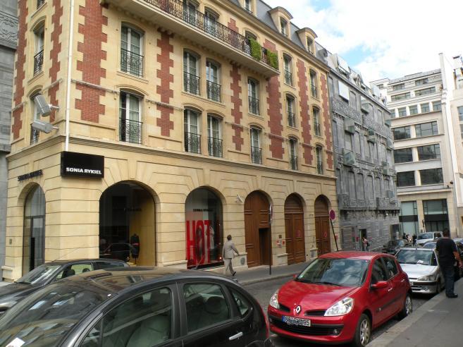  Sonia Rykiel et immeuble à façade grise, 8e